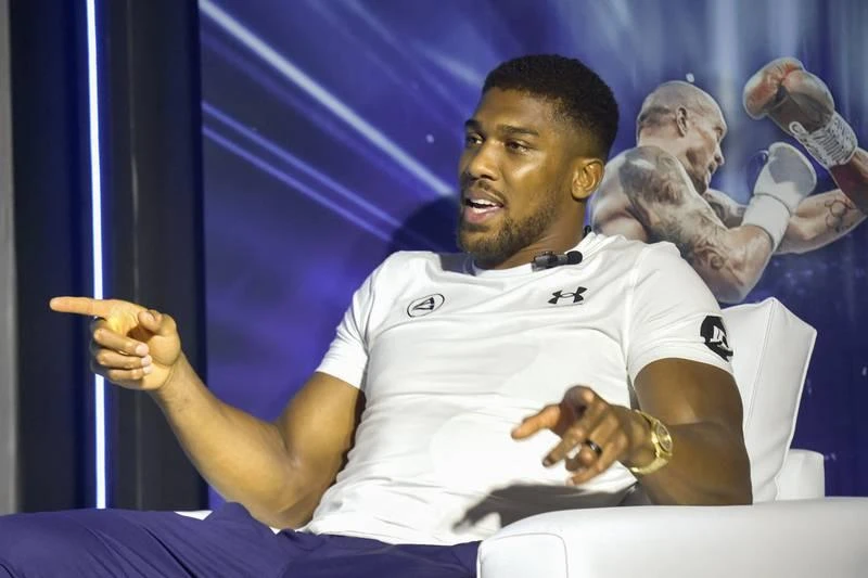 Tay đấm Anh Anthony Joshua...rất cay khi bị võ sĩ Ukraine tước ba danh hiệu vô địch.