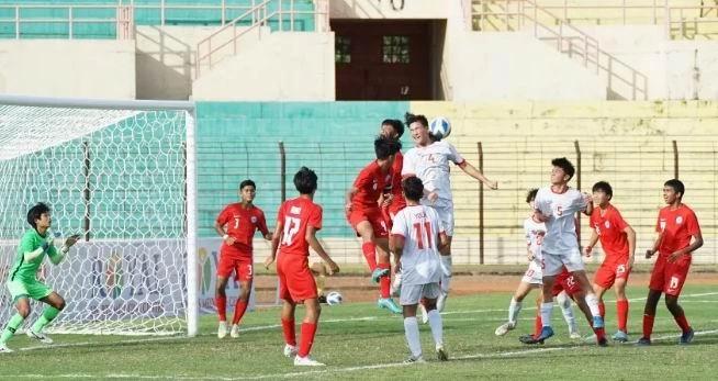 U-16 VN (trắng) vào bán kết với tấm vé vớt nhờ Úc cầm hòa Malaysia 2-2. Ảnh: CTP