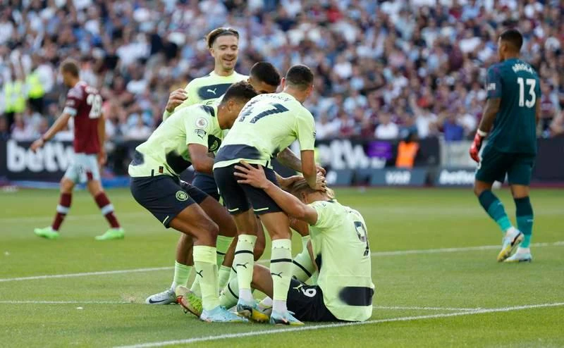 Đồng đội Man. City ăn mừng cùng Haaland hoàn thành cú đúp.