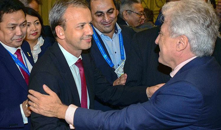 Các Ủy viên Ban chấp hành FIDE chúc mừng ông Arkady Dvorkovich tái đắc cử ghế chủ tịch FIDE. Ảnh: AFP Các Ủy viên Ban chấp hành FIDE chúc mừng ông Arkady Dvorkovich tái đắc cử ghế chủ tịch FIDE. Ảnh: AFP