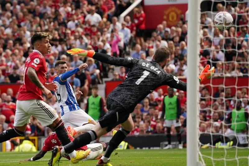 MU thua hai bàn sớm ở phút 30 và 39 do công của Pascal ghi cho đội khách. Fan ở Việt Nam gọi vui HLV Ten Hag là "Mười khó".