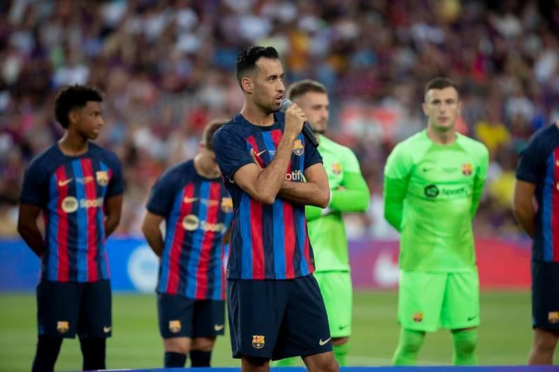 Busquets phát biểu trước trận khai mạc mùa giải tại Nou Camp. Ngôi sao tuổi "teen" Pedri góp hai bàn trong chiến thắng 6-0. Ronal Araujo của Barcelona được chấm điểm 7.