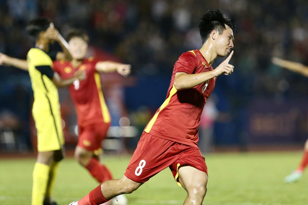 Văn Tú ăn mừng bàn thắng phút 11. Ảnh: KHẢ HÒA