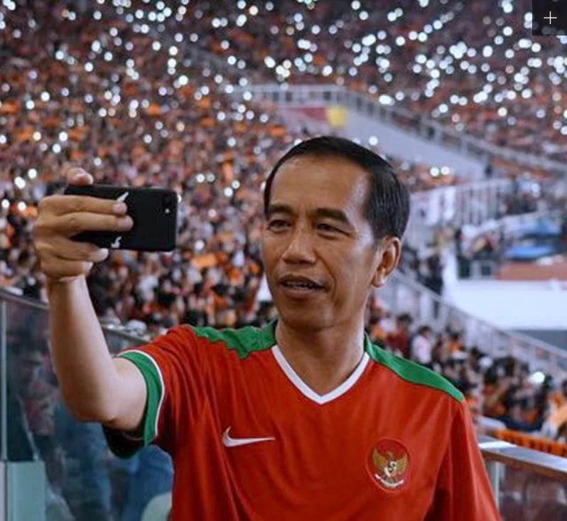Tổng thống Widodo của Indonesia cũng đến thị khán trận chung kết và...selfie. Ảnh: Bola