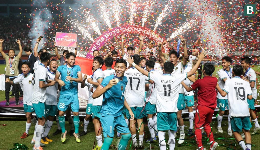 Đánh bại VN 1-0, Indonesia lên ngôi vô địch Đông Nam Á lần thứ hai. Ảnh: Bola Đội trưởng Muhammad Iqbal của Indonesia được bầu chọn cầu thủ xuất sắc nhất giải. Ảnh: Bola. Iqbal nhận danh hiệu cầu thủ xuất sắc giải. Ảnh: Bola Vua phá lưới thuộc về tiền đạo Tonnawan của Thái Lan. Ảnh: Bola Thua Indonesia ở chung kết, VN về thứ nhì giải. Ảnh: Bola Đánh bại Myanmar 3-0 ở trận tranh hạng ba, Thái Lan đoạt HCĐ. Ảnh: Bola Indonesia lần thứ 2 vô địch trong khi Việt Nam và Thái Lan cùng ba lần vô địch U-16 Đông Nam Á. Tổng thống Widodo của Indonesia cũng đến thị khán trận chung kết và...selfie. Ảnh: Bola
