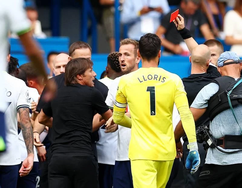 Conte rất nóng nảy nhưng đủ tỉnh táo để không cho học trò vướng vào dễ ăn thẻ đỏ. Một trận đấu cực nóng và chất lượng cao. Kulusevski của Tottenham trong thế "bánh mì kẹp thịt" trước hai hậu vệ Chelsea. Cầu thủ hai đội phân bua nhau. Cucurella đi bóng trước pha "tắc" của Kulusevski. Hòa Chelsea tại Stamford Bridge là thành công của Tottenham. ...Nhưng Tuchel cay bởi bàn thắng phút 90+6 của Harry Kane.