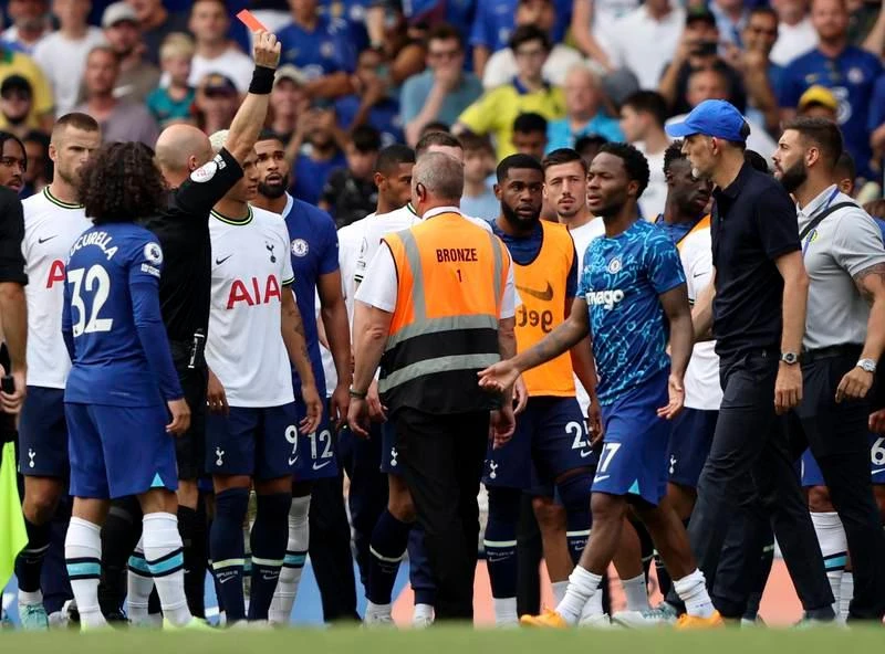 Trọng tài Anthony Taylor rút thẻ đỏ tướng Đức Tuchel. Hai tướng Đức và Ý đôi co rất dữ dội. Conte sẵn sàng...tới bến với Tuchel. Các trợ lý can ngăn Conte và kéo Tuchel ra xa. Conte rất nóng nảy nhưng đủ tỉnh táo để không cho học trò vướng vào dễ ăn thẻ đỏ. Một trận đấu cực nóng và chất lượng cao. Kulusevski của Tottenham trong thế "bánh mì kẹp thịt" trước hai hậu vệ Chelsea. Cầu thủ hai đội phân bua nhau. Cucurella đi bóng trước pha "tắc" của Kulusevski. Hòa Chelsea tại Stamford Bridge là thành công của Tottenham. ...Nhưng Tuchel cay bởi bàn thắng phút 90+6 của Harry Kane.