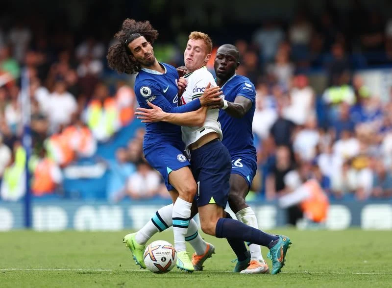 Kulusevski của Tottenham trong thế "bánh mì kẹp thịt" trước hai hậu vệ Chelsea. Cầu thủ hai đội phân bua nhau. Cucurella đi bóng trước pha "tắc" của Kulusevski. Hòa Chelsea tại Stamford Bridge là thành công của Tottenham. ...Nhưng Tuchel cay bởi bàn thắng phút 90+6 của Harry Kane.