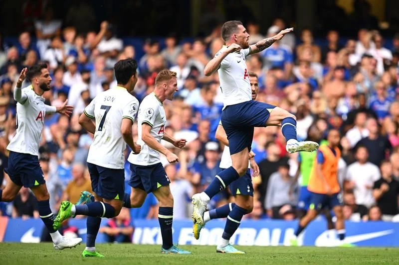 Pierre Emile Hojbjerg có bàn san bằng 1-1 cho đội khách Tottenham phút 68. Dưới sân nóng với những pha va chạm quyết liệt, tướng Tuchel liên tục rời ghế để chỉ đạo học trò. Phía bên cabin này, tướng Ý- Conte cũng la hét chỉ đạo học trò. Reece James ăn mừng bàn thắng cùng Havertz nâng tỉ số 2-1 phút 77. Harry Kane bật cao nhất đánh đầu ghi bàn san bằng tỉ số 2-2 cho đội khách Tottenham phút 90+6.