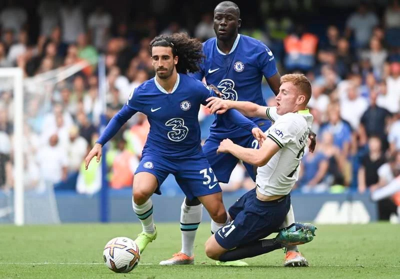 Cucurella đi bóng trước pha "tắc" của Kulusevski. Hòa Chelsea tại Stamford Bridge là thành công của Tottenham. ...Nhưng Tuchel cay bởi bàn thắng phút 90+6 của Harry Kane.