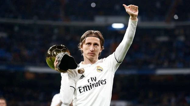 Đến năm 2018, tự nhiên... chen vào Luka Modric, á quân World Cup. Ronaldo và Messi liên tục thay phiên nhau thống trị QBV trong vòng 12 năm. Liệu năm 2022 có phải là năm của Karim Benzema và báo hiệu chấm dứt "kỷ nguyên Ronaldo - Messi"?