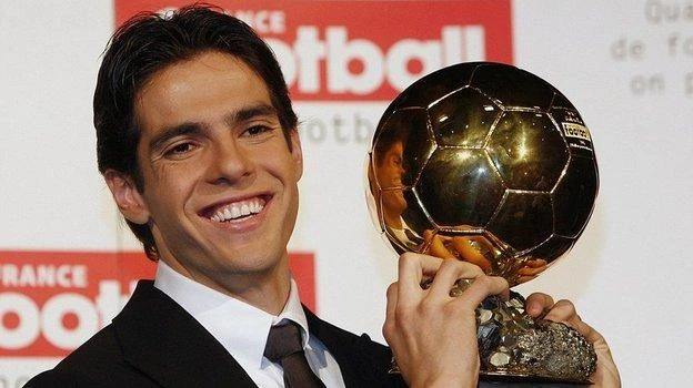 Năm 2007 QBV thuộc về Kaka, quả bóng bạc và quả bóng đồng thuộc về Ronaldo và Messi.