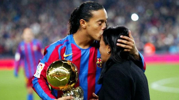 ...Trước đó là ông anh, quái kiệt Ronaldinho đoạt QBV 2005. Năm 2006, Ý quá xuất sắc, huyền thoại, đội trưởng Cannavaro đưa Ý vô địch World Cup cùng năm và trung vệ này đoạt QBV. Năm 2007 QBV thuộc về Kaka, quả bóng bạc và quả bóng đồng thuộc về Ronaldo và Messi.