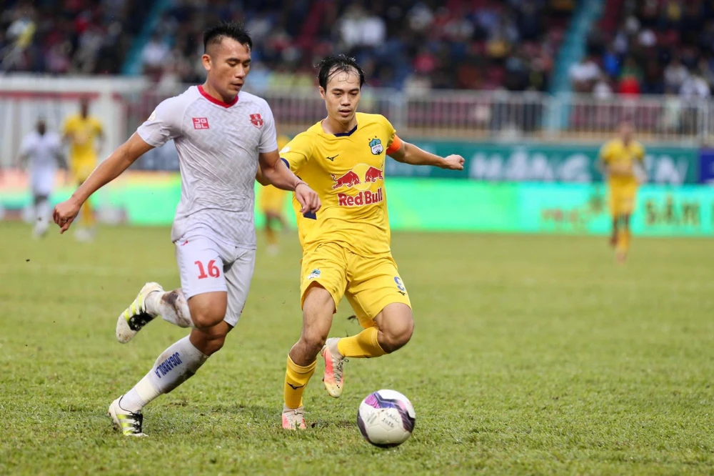 Pha đối đầu của Văn Toàn và Tiến Dụng, Văn Toàn tả xung hữu đột nhưng bế tắc. Ảnh: K.H