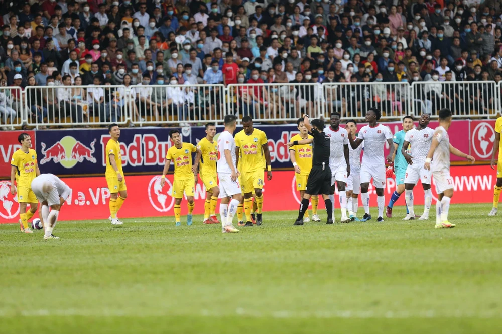 Trận đấu có những thời điểm nóng lên vì va chạm nảy lửa. Ảnh: KHẢ HÒA