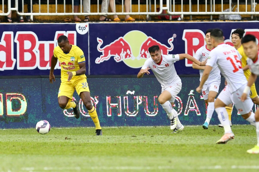 Brandao có cơ hội nhưng những pha đánh đầu của trung phong này không hiệu quả. Ảnh: KHẢ HÒA