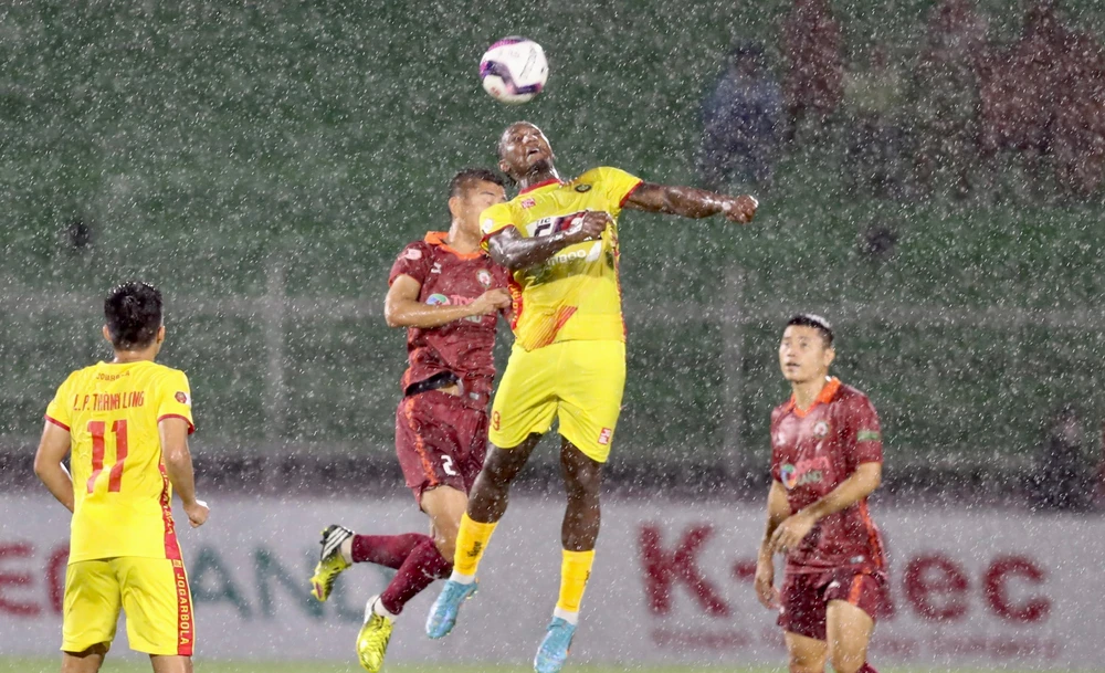 Đội khách Thanh Hóa (vàng) thất thủ tại Quy Nhơn 1-2 trong một chiều mưa. Ảnh: ANH DUY