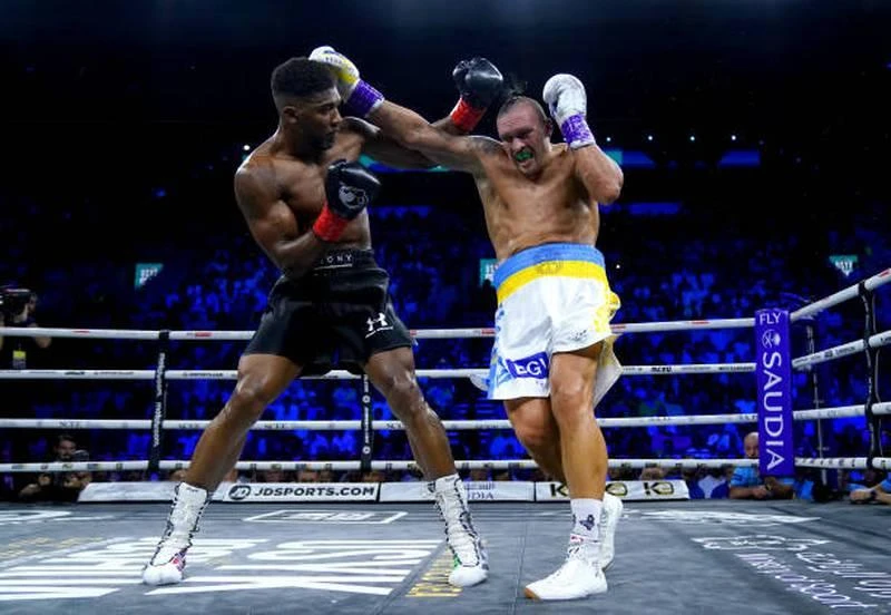 ...Qua 12 hiệp đấu, ba trọng tài tính điểm như sau: 113-115, 115-113 và 116-112 kết quả thắng nghiêng về tay đấm Ukraine. Usyk nhiều lần đánh trúng vào mặt Joshua. Joshua lại hay tấn công vùng bụng của Usyk. Và Usyk từng choáng váng vì những cú đánh thắt lưng của đối thủ. Usyk vẫn chủ động tấn công trực diện vào mặt Joshua. Đánh bại Joshua trong trận tái đấu, Usyk vẫn tiếp tục sở hữu bốn đai vô địch WBO,WBA, IBF, WBC.