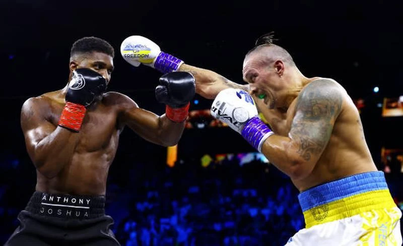 ...Nhưng Joshua vẫn không thể đánh bại được Usyk rất tinh quái luôn đánh xáp lá cà.