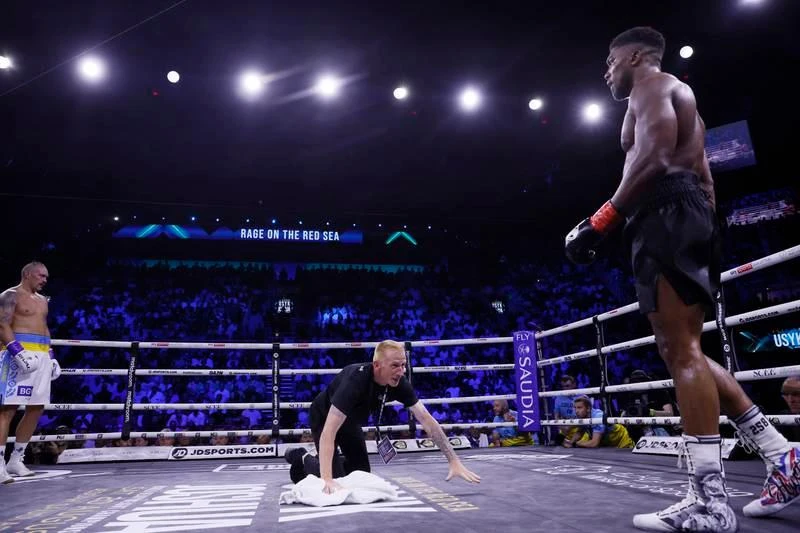 Joshua tự tin mình là "vua ngược dòng" cùng sự chuẩn bị cực kỳ chu đáo cho trận tái đấu này nhằm đòi lại bốn đai vô địch mà đối thủ Usyk đang sở hữu. ...Nhưng Joshua vẫn không thể đánh bại được Usyk rất tinh quái luôn đánh xáp lá cà.