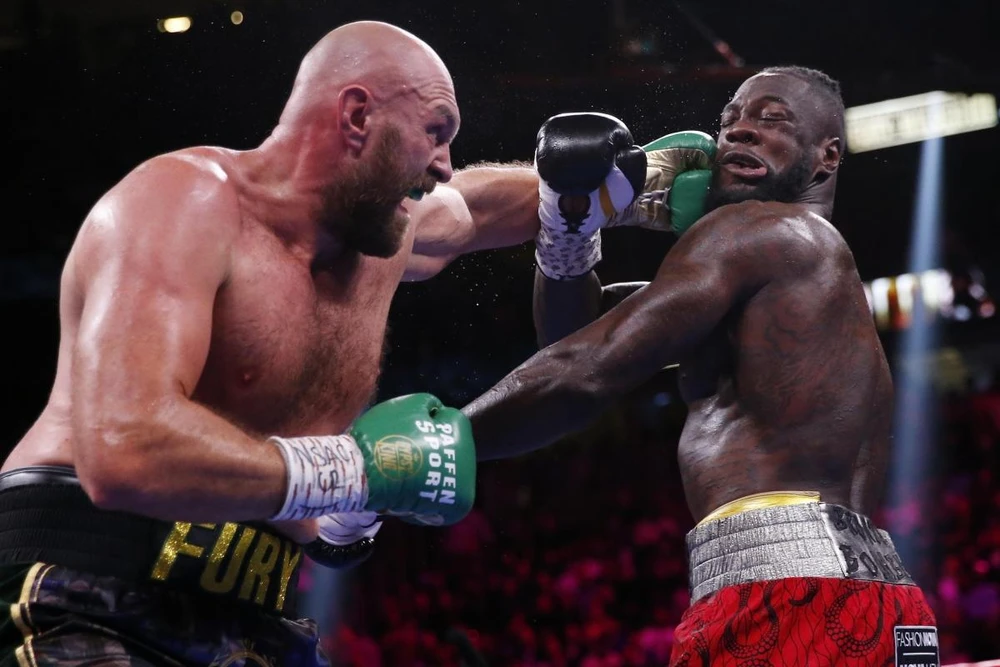 Tyson Fury (trái) trong trận đánh bại D. Wilder. Ảnh: Getty