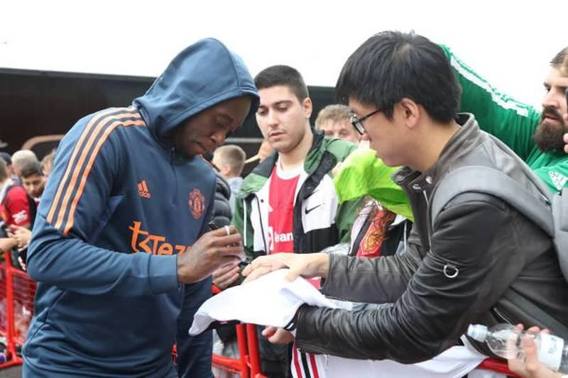 Bình thường cầu thủ MU rất...chảnh, nhưng hôm nay họ chịu khó lấy lòng fan nhà. Băng rôn "Yêu MU nhưng ghét Glazer bên ngoài Old Trafford.