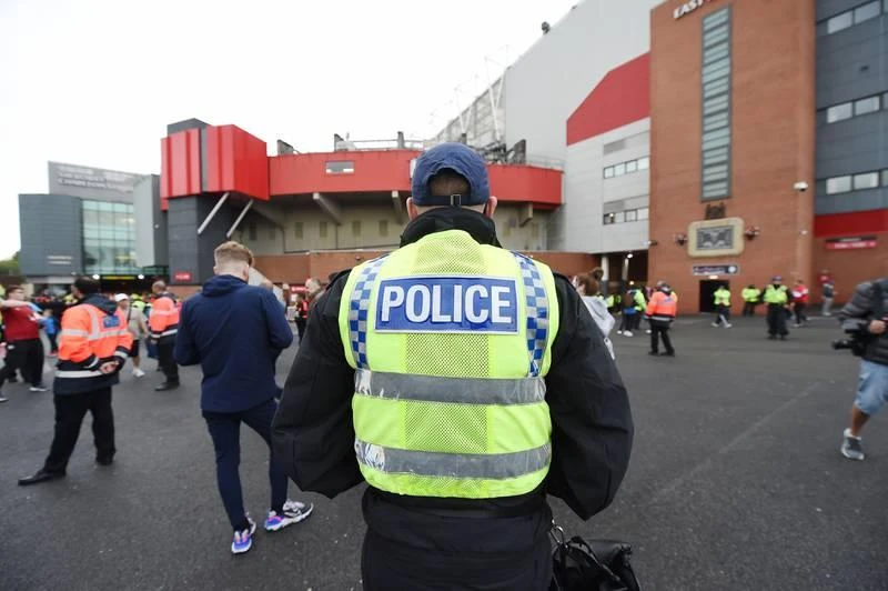 Cảnh sát bố trí dày nhằm ngăn ngừa trường hợp xấu xảy ra. Lực lượng vệ binh đi tuần quanh sân Old Trafford. Lực lượng làm nhiệm vụ tập kết từng nhóm. Xuống xe buýt vào sân, Ronaldo ký tặng người hâm mộ. Varane cũng ký tặng người hâm mộ. Malacia ký tặng. Nhưng điều không đổi ở fan MU vẫn là Glazer phải...out khỏi MU. ...Yêu MU nhưng căm thù Glazer.