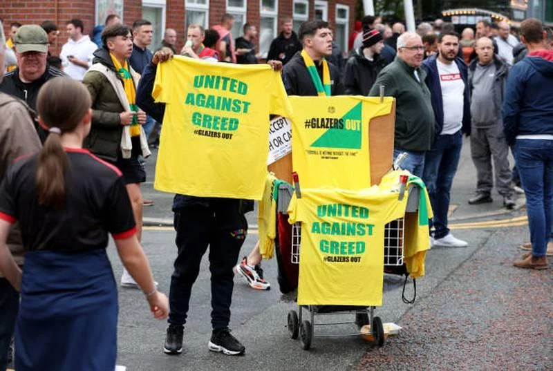 Trên áo cổ vũ cũng gửi thông điệp "đuổi Glazer" Cảnh sát trà trộn trước sân để kịp thời can thiệp nếu tình huống xấu xảy ra. "Chúng tôi muốn... Glazer cút" ...Rất may MU đã biết thắng, lại thắng Liverpool.