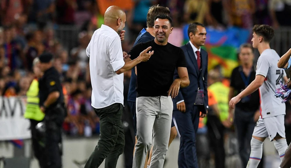 Pep đang kể chuyện vui cho trò Xavi khi chỉ đạo trận đấu đặc biệt này ở Nou Camp. Hai ngôi sao của hai đội Barcelona và Man. City. Trận đấu hòa 3-3 và hai ông thầy đều là huyền thoại của Barcelona đều hài lòng.