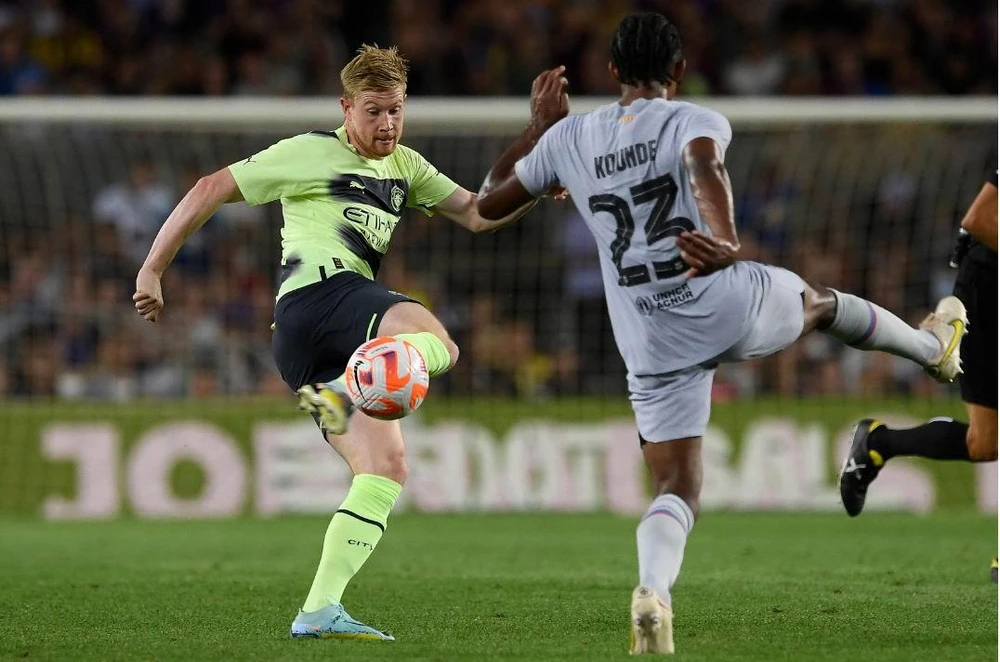 Man. City đến Nou Camp làm khách trước Barcelona trong một trận đấu từ thiện và hòa 3-3.