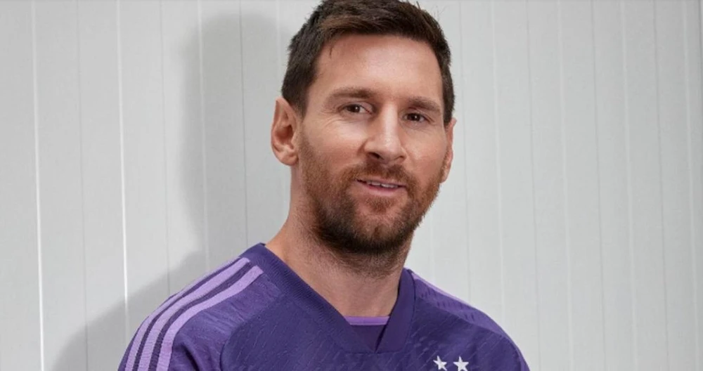 Hình ảnh Messi "khoe" trang phục thi đấu tuyển Argentina trên trang xã hội của AFA.