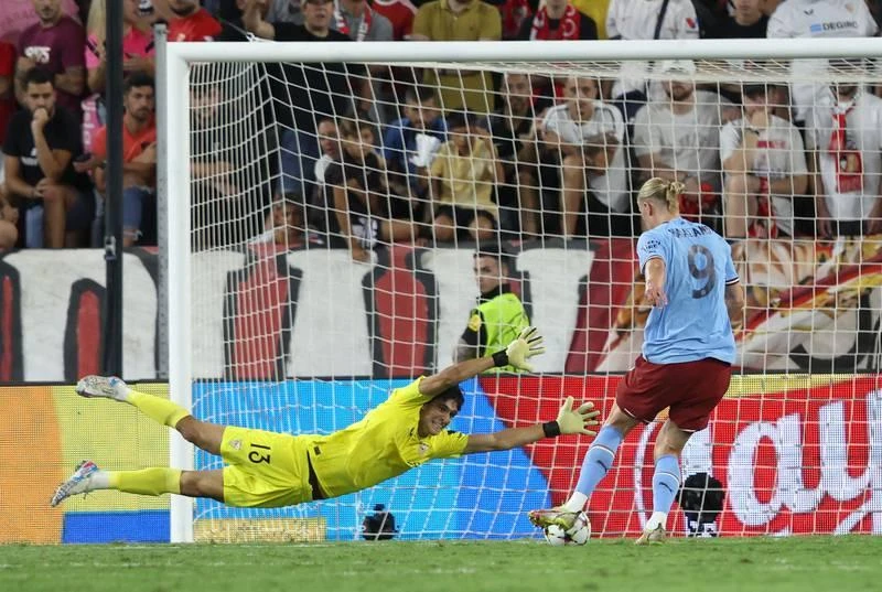 Ghi bàn dễ quá với Haaland.