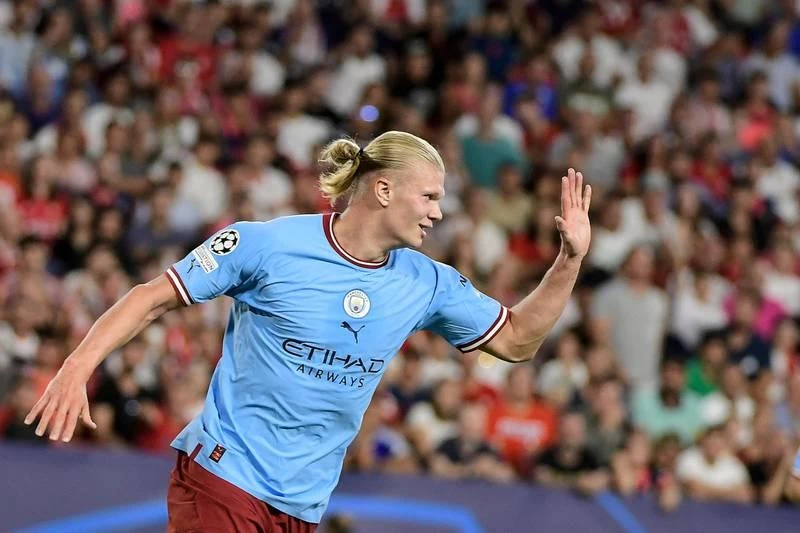 Haaland đã có 10 bàn qua sáu trận tại ngoại hạng Anh rồi. Hàng phòng ngự Sevilla chịu không nổi với "cỗ máy săn bàn Haaland. Haaland có cú đúp vào các phút 20 và 67 trong chiến thắng "4 sao" của Man. City tại Sevilla. Hai bàn còn lại do công Phil Foden và Ruben Dias ghi. Một "phiên bản Ronaldo" thời sung mãn.