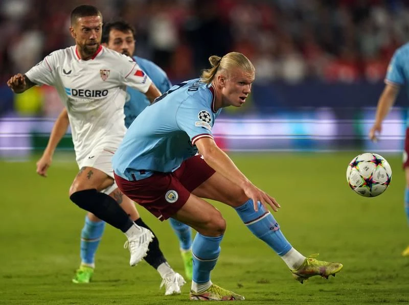 Cỗ máy săn bàn "made in Norway" lại ...nhả đạn. Haaland cứ như một hình ảnh Ronaldo lần đầu đến MU. Ghi bàn dễ quá với Haaland.