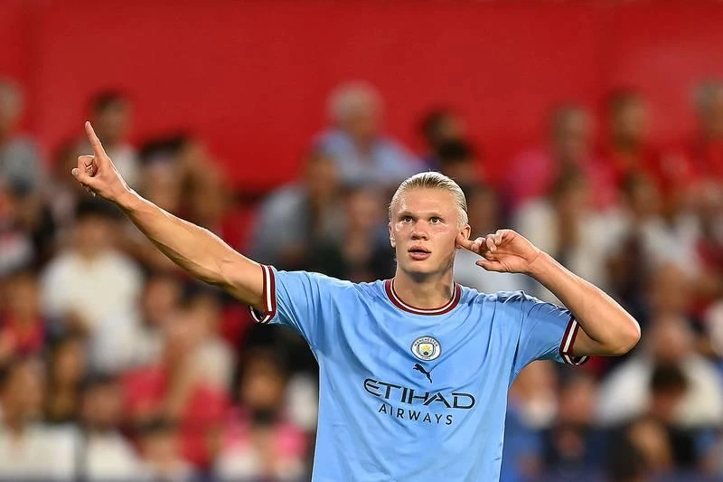 Từ Dortmund về Man. City, Haaland như cá về với nước. Haaland đã có 10 bàn qua sáu trận tại ngoại hạng Anh rồi. Hàng phòng ngự Sevilla chịu không nổi với "cỗ máy săn bàn Haaland. Haaland có cú đúp vào các phút 20 và 67 trong chiến thắng "4 sao" của Man. City tại Sevilla. Hai bàn còn lại do công Phil Foden và Ruben Dias ghi. Một "phiên bản Ronaldo" thời sung mãn.