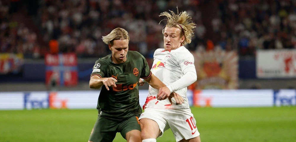 Leipzig (trắng) đã bị "đội bóng không nhà" Shakhtar đánh bại 4-1. Ảnh: Getty Leipzig (trắng) đã bị "đội bóng không nhà" Shakhtar đánh bại 4-1. Ảnh: Getty