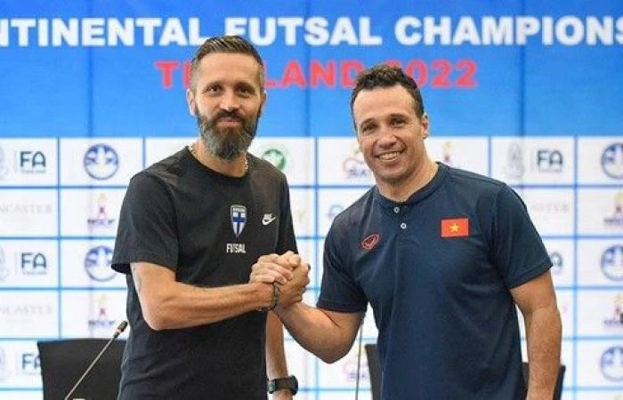 ...Và Sergio Gargelli (trái) khi dẫn dắt tuyển Phần Lan. Ảnh: CTP