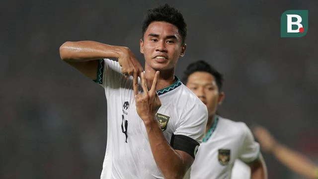 Ferrari được HLV Shin Tae-yong trao chiếc băng đội trưởng. Ảnh: Bola