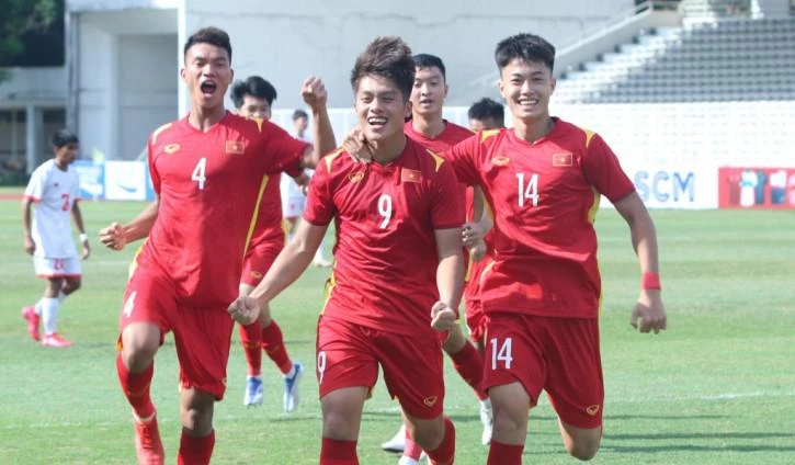 Quốc Việt (9) góp một bàn từ chấm 11m vào chiến thắng 5-1 của VN. Ảnh: CTP