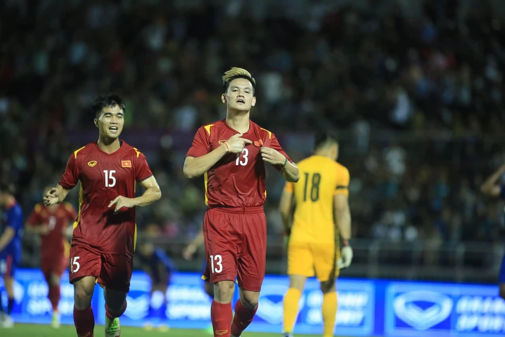 Hồ Tấn Tài góp một bàn...dễ trong chiến thắng 4-0 của VN. Ảnh: ANH VIÊN Hồ Tấn Tài góp một bàn...dễ trong chiến thắng 4-0 của VN. Ảnh: ANH VIÊN