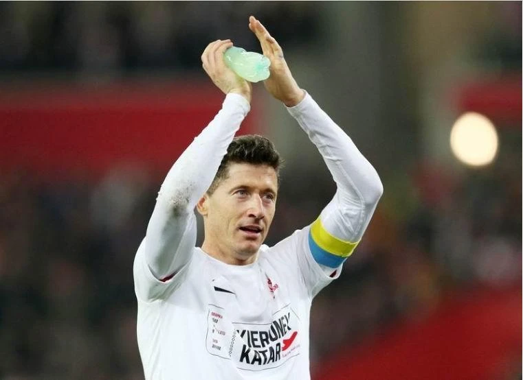 Lewandowski mang băng đội trưởng mà Shevchenko tặng cho, anh sẽ mang đá World Cup 2022. Ảnh: Twitter của Lewandowski.
