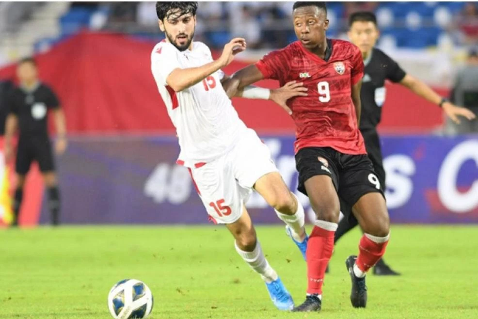 Ở trận trước đó, Tajikistan (trắng) ngược dòng thắng Trinidad&amp;Tobago 2-1. Ảnh: B.P
