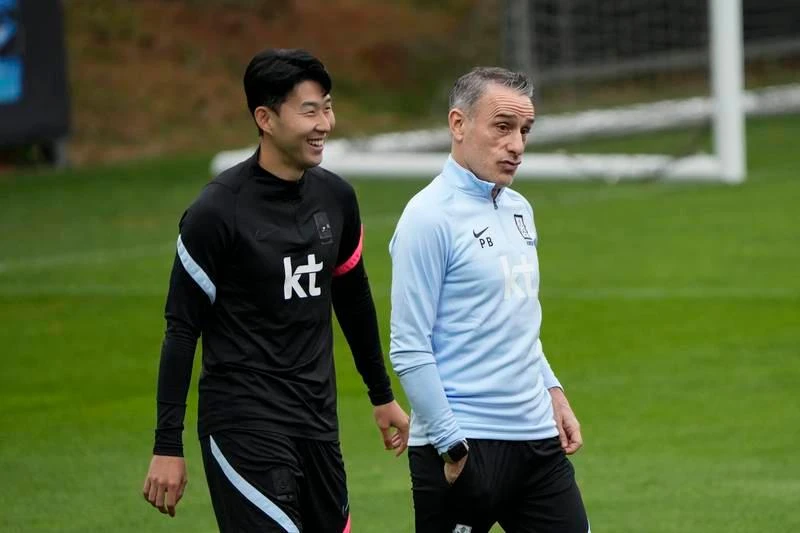 Sang xứ Kim chi dẫn dắt Hàn Quốc, cựu HLV Bồ Đào Nha, ông Paulo Bento mỗi năm nhận "lúa" 1,6 triệu euro. Graham Arnold từng dẫn "chuột túi" Úc đánh bại tuyển VN cả lượt đi và về tại bảng B, giai đoạn 3 vòng loại World Cup 2022 nhận lương 1,3 triệu euro. Gregg Berhalter mỗi năm nhận 1,25 triệu euro khi làm HLV trưởng tuyển Mỹ. Những cầu thủ nam của Mỹ hay bị đồng nghiệp là đội nữ Mỹ "soi" về thu nhập, nam có thành tích kém hơn nữ nhưng lương cao ngất ngưỡng. Mỗi năm LĐBĐ Bỉ chi cho Roberto Martinez 1,2 triệu euro mà thôi, dù ông mang về danh hiệu đệ tam anh hào tại World Cup 2018. Thầy của Eriksen ở tuyển Đan Mạch mỗi năm nhận 1,15 triệu euro. HLV Kasper Hjulmand từng để lại dấu ấn tại Euro 2020. Lương ở đội tuyển xứ Bò tót không cao lắm đâu, mỗi năm Luis Enrique nhận chỉ 1,15 triệu euro mà thôi, nhưng áp lực thì cực lớn. Herve Renard từng hai lần đánh bại tuyển VN, ngồi ghế HLV trưởng Saudi Arabia mỗi năm nhận 1,1 triệu euro. Ông Hajime Moriyasu mỗi năm nhận 1 triệu euro từ JFA, mục tiêu của tuyển Nhật tại Qatar là ít nhất vào vòng 16 đội. Ngồi ghế HLV Uruguay, làm thầy của Suarez, Darwin Nunez... mỗi năm Diego Alonso nhận 860.000 euro tiền lương. Gustavo Alfaro mỗi năm nhận 770.000 euro khi dẫn dắt tuyển Ecuador. Thuyền trưởng Dragon Stojkovic nhận 650.000 euro khi dẫn dắt tuyển Serbia. Nhà cầm quân có "đôi mắt nhung" mơ màng - Zlatko Dalic từng mang về ngôi á quân cho Croatia nhận lương mỗi năm 550.000 euro. Thuyền trưởng có gương mặt như chính trị gia của tuyển Ba Lan này mỗi năm nhận 500.000 euro, HLV Czeslaw Michniewickz ít áp lực dù đang sở hữu "siêu sát thủ" Lewandowski. John Herdman của Canada mỗi năm nhận 480.000 euro khi dẫn dắt đội tuyển Bắc Mỹ. Otto Addo mỗi năm nhận của LĐBĐ Ghana 400.000 euro khi dẫn dắt đội tuyển nước này. Robert Page, người thế vai Ryan Giggs mỗi năm nhận từ LĐBĐ Wales 380.000 euro. Costa Rica mỗi năm chi cho HLV Luis Suarez 350.000 euro lương dẫn dắt đội tuyển Trung Mỹ - Caribe này. Huyền thoại Song dẫn dắt tuyển Cameroon mỗi năm nhận 340.000 euro. Aliou Cisse mỗi năm có 310.000 euro chảy vào tài khoản từ LĐBĐ Senegal. HLV trưởng tuyển Tunisia, ông Jalel Kardi lương rất bèo 130.000 euro/năm. Hai HLV Carlos Quiroz của Iran và Walid Redragui của Morocco có mức thu nhập không được tiết lộ.