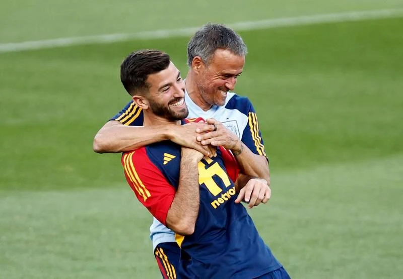 Lương ở đội tuyển xứ Bò tót không cao lắm đâu, mỗi năm Luis Enrique nhận chỉ 1,15 triệu euro mà thôi, nhưng áp lực thì cực lớn. Herve Renard từng hai lần đánh bại tuyển VN, ngồi ghế HLV trưởng Saudi Arabia mỗi năm nhận 1,1 triệu euro. Ông Hajime Moriyasu mỗi năm nhận 1 triệu euro từ JFA, mục tiêu của tuyển Nhật tại Qatar là ít nhất vào vòng 16 đội. Ngồi ghế HLV Uruguay, làm thầy của Suarez, Darwin Nunez... mỗi năm Diego Alonso nhận 860.000 euro tiền lương. Gustavo Alfaro mỗi năm nhận 770.000 euro khi dẫn dắt tuyển Ecuador. Thuyền trưởng Dragon Stojkovic nhận 650.000 euro khi dẫn dắt tuyển Serbia. Nhà cầm quân có "đôi mắt nhung" mơ màng - Zlatko Dalic từng mang về ngôi á quân cho Croatia nhận lương mỗi năm 550.000 euro. Thuyền trưởng có gương mặt như chính trị gia của tuyển Ba Lan này mỗi năm nhận 500.000 euro, HLV Czeslaw Michniewickz ít áp lực dù đang sở hữu "siêu sát thủ" Lewandowski. John Herdman của Canada mỗi năm nhận 480.000 euro khi dẫn dắt đội tuyển Bắc Mỹ. Otto Addo mỗi năm nhận của LĐBĐ Ghana 400.000 euro khi dẫn dắt đội tuyển nước này. Robert Page, người thế vai Ryan Giggs mỗi năm nhận từ LĐBĐ Wales 380.000 euro. Costa Rica mỗi năm chi cho HLV Luis Suarez 350.000 euro lương dẫn dắt đội tuyển Trung Mỹ - Caribe này. Huyền thoại Song dẫn dắt tuyển Cameroon mỗi năm nhận 340.000 euro. Aliou Cisse mỗi năm có 310.000 euro chảy vào tài khoản từ LĐBĐ Senegal. HLV trưởng tuyển Tunisia, ông Jalel Kardi lương rất bèo 130.000 euro/năm. Hai HLV Carlos Quiroz của Iran và Walid Redragui của Morocco có mức thu nhập không được tiết lộ.