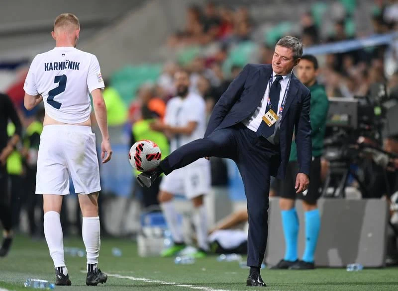 Thuyền trưởng Dragon Stojkovic nhận 650.000 euro khi dẫn dắt tuyển Serbia. Nhà cầm quân có "đôi mắt nhung" mơ màng - Zlatko Dalic từng mang về ngôi á quân cho Croatia nhận lương mỗi năm 550.000 euro. Thuyền trưởng có gương mặt như chính trị gia của tuyển Ba Lan này mỗi năm nhận 500.000 euro, HLV Czeslaw Michniewickz ít áp lực dù đang sở hữu "siêu sát thủ" Lewandowski. John Herdman của Canada mỗi năm nhận 480.000 euro khi dẫn dắt đội tuyển Bắc Mỹ. Otto Addo mỗi năm nhận của LĐBĐ Ghana 400.000 euro khi dẫn dắt đội tuyển nước này. Robert Page, người thế vai Ryan Giggs mỗi năm nhận từ LĐBĐ Wales 380.000 euro. Costa Rica mỗi năm chi cho HLV Luis Suarez 350.000 euro lương dẫn dắt đội tuyển Trung Mỹ - Caribe này. Huyền thoại Song dẫn dắt tuyển Cameroon mỗi năm nhận 340.000 euro. Aliou Cisse mỗi năm có 310.000 euro chảy vào tài khoản từ LĐBĐ Senegal. HLV trưởng tuyển Tunisia, ông Jalel Kardi lương rất bèo 130.000 euro/năm. Hai HLV Carlos Quiroz của Iran và Walid Redragui của Morocco có mức thu nhập không được tiết lộ.