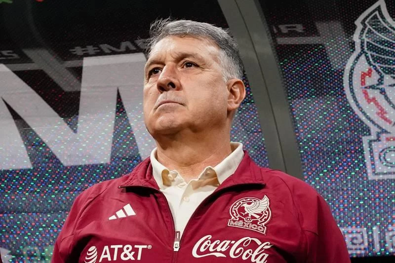 Gerardo Martino mỗi năm "thửa" của LĐBĐ Mexico 2,9 triệu euro khi ngồi ghế thuyền trưởng đội tuyển nước này. Thầy của Messi ở đội tuyển Argentina - ông Lionel Scalori mỗi năm nhận từ AFA mức lương 2,6 triệu euro. "Bại tướng" của thầy Park tại Thường Châu 2018, HLV trưởng tuyển chủ nhà World Cup 2022 - Qatar nhận lương mỗi năm 2,4 triệu euro. Thầy của Ronaldo ở đội tuyển, Fernando Santos từng giúp Bồ Đào Nha lần đầu lên ngôi giải lớn (Euro 2016) nhận lương 2,25 triệu euro. Xứ sở đồng hồ Thụy Sĩ mỗi năm chi cho thuyền trưởng Murat Yakin 1,6 triệu euro tiền lương khi dẫn dắt tuyển. Sang xứ Kim chi dẫn dắt Hàn Quốc, cựu HLV Bồ Đào Nha, ông Paulo Bento mỗi năm nhận "lúa" 1,6 triệu euro. Graham Arnold từng dẫn "chuột túi" Úc đánh bại tuyển VN cả lượt đi và về tại bảng B, giai đoạn 3 vòng loại World Cup 2022 nhận lương 1,3 triệu euro. Gregg Berhalter mỗi năm nhận 1,25 triệu euro khi làm HLV trưởng tuyển Mỹ. Những cầu thủ nam của Mỹ hay bị đồng nghiệp là đội nữ Mỹ "soi" về thu nhập, nam có thành tích kém hơn nữ nhưng lương cao ngất ngưỡng. Mỗi năm LĐBĐ Bỉ chi cho Roberto Martinez 1,2 triệu euro mà thôi, dù ông mang về danh hiệu đệ tam anh hào tại World Cup 2018. Thầy của Eriksen ở tuyển Đan Mạch mỗi năm nhận 1,15 triệu euro. HLV Kasper Hjulmand từng để lại dấu ấn tại Euro 2020. Lương ở đội tuyển xứ Bò tót không cao lắm đâu, mỗi năm Luis Enrique nhận chỉ 1,15 triệu euro mà thôi, nhưng áp lực thì cực lớn. Herve Renard từng hai lần đánh bại tuyển VN, ngồi ghế HLV trưởng Saudi Arabia mỗi năm nhận 1,1 triệu euro. Ông Hajime Moriyasu mỗi năm nhận 1 triệu euro từ JFA, mục tiêu của tuyển Nhật tại Qatar là ít nhất vào vòng 16 đội. Ngồi ghế HLV Uruguay, làm thầy của Suarez, Darwin Nunez... mỗi năm Diego Alonso nhận 860.000 euro tiền lương. Gustavo Alfaro mỗi năm nhận 770.000 euro khi dẫn dắt tuyển Ecuador. Thuyền trưởng Dragon Stojkovic nhận 650.000 euro khi dẫn dắt tuyển Serbia. Nhà cầm quân có "đôi mắt nhung" mơ màng - Zlatko Dalic từng mang về ngôi á quân cho Croatia nhận lương mỗi năm 550.000 euro. Thuyền trưởng có gương mặt như chính trị gia của tuyển Ba Lan này mỗi năm nhận 500.000 euro, HLV Czeslaw Michniewickz ít áp lực dù đang sở hữu "siêu sát thủ" Lewandowski. John Herdman của Canada mỗi năm nhận 480.000 euro khi dẫn dắt đội tuyển Bắc Mỹ. Otto Addo mỗi năm nhận của LĐBĐ Ghana 400.000 euro khi dẫn dắt đội tuyển nước này. Robert Page, người thế vai Ryan Giggs mỗi năm nhận từ LĐBĐ Wales 380.000 euro. Costa Rica mỗi năm chi cho HLV Luis Suarez 350.000 euro lương dẫn dắt đội tuyển Trung Mỹ - Caribe này. Huyền thoại Song dẫn dắt tuyển Cameroon mỗi năm nhận 340.000 euro. Aliou Cisse mỗi năm có 310.000 euro chảy vào tài khoản từ LĐBĐ Senegal. HLV trưởng tuyển Tunisia, ông Jalel Kardi lương rất bèo 130.000 euro/năm. Hai HLV Carlos Quiroz của Iran và Walid Redragui của Morocco có mức thu nhập không được tiết lộ.