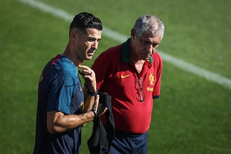 Thầy của Ronaldo ở đội tuyển, Fernando Santos từng giúp Bồ Đào Nha lần đầu lên ngôi giải lớn (Euro 2016) nhận lương 2,25 triệu euro. Xứ sở đồng hồ Thụy Sĩ mỗi năm chi cho thuyền trưởng Murat Yakin 1,6 triệu euro tiền lương khi dẫn dắt tuyển. Sang xứ Kim chi dẫn dắt Hàn Quốc, cựu HLV Bồ Đào Nha, ông Paulo Bento mỗi năm nhận "lúa" 1,6 triệu euro. Graham Arnold từng dẫn "chuột túi" Úc đánh bại tuyển VN cả lượt đi và về tại bảng B, giai đoạn 3 vòng loại World Cup 2022 nhận lương 1,3 triệu euro. Gregg Berhalter mỗi năm nhận 1,25 triệu euro khi làm HLV trưởng tuyển Mỹ. Những cầu thủ nam của Mỹ hay bị đồng nghiệp là đội nữ Mỹ "soi" về thu nhập, nam có thành tích kém hơn nữ nhưng lương cao ngất ngưỡng. Mỗi năm LĐBĐ Bỉ chi cho Roberto Martinez 1,2 triệu euro mà thôi, dù ông mang về danh hiệu đệ tam anh hào tại World Cup 2018. Thầy của Eriksen ở tuyển Đan Mạch mỗi năm nhận 1,15 triệu euro. HLV Kasper Hjulmand từng để lại dấu ấn tại Euro 2020. Lương ở đội tuyển xứ Bò tót không cao lắm đâu, mỗi năm Luis Enrique nhận chỉ 1,15 triệu euro mà thôi, nhưng áp lực thì cực lớn. Herve Renard từng hai lần đánh bại tuyển VN, ngồi ghế HLV trưởng Saudi Arabia mỗi năm nhận 1,1 triệu euro. Ông Hajime Moriyasu mỗi năm nhận 1 triệu euro từ JFA, mục tiêu của tuyển Nhật tại Qatar là ít nhất vào vòng 16 đội. Ngồi ghế HLV Uruguay, làm thầy của Suarez, Darwin Nunez... mỗi năm Diego Alonso nhận 860.000 euro tiền lương. Gustavo Alfaro mỗi năm nhận 770.000 euro khi dẫn dắt tuyển Ecuador. Thuyền trưởng Dragon Stojkovic nhận 650.000 euro khi dẫn dắt tuyển Serbia. Nhà cầm quân có "đôi mắt nhung" mơ màng - Zlatko Dalic từng mang về ngôi á quân cho Croatia nhận lương mỗi năm 550.000 euro. Thuyền trưởng có gương mặt như chính trị gia của tuyển Ba Lan này mỗi năm nhận 500.000 euro, HLV Czeslaw Michniewickz ít áp lực dù đang sở hữu "siêu sát thủ" Lewandowski. John Herdman của Canada mỗi năm nhận 480.000 euro khi dẫn dắt đội tuyển Bắc Mỹ. Otto Addo mỗi năm nhận của LĐBĐ Ghana 400.000 euro khi dẫn dắt đội tuyển nước này. Robert Page, người thế vai Ryan Giggs mỗi năm nhận từ LĐBĐ Wales 380.000 euro. Costa Rica mỗi năm chi cho HLV Luis Suarez 350.000 euro lương dẫn dắt đội tuyển Trung Mỹ - Caribe này. Huyền thoại Song dẫn dắt tuyển Cameroon mỗi năm nhận 340.000 euro. Aliou Cisse mỗi năm có 310.000 euro chảy vào tài khoản từ LĐBĐ Senegal. HLV trưởng tuyển Tunisia, ông Jalel Kardi lương rất bèo 130.000 euro/năm. Hai HLV Carlos Quiroz của Iran và Walid Redragui của Morocco có mức thu nhập không được tiết lộ.