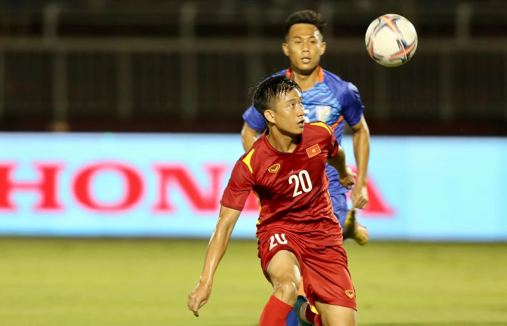 Cú volley của Văn Đức rất gọn gàng. Ảnh: ANH PHƯƠNG