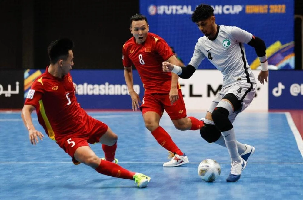 Minh Trí (8) ghi tuyệt phẩm ấn định tỉ số 3-1 cho VN những giây cuối trận. Ảnh: AFC