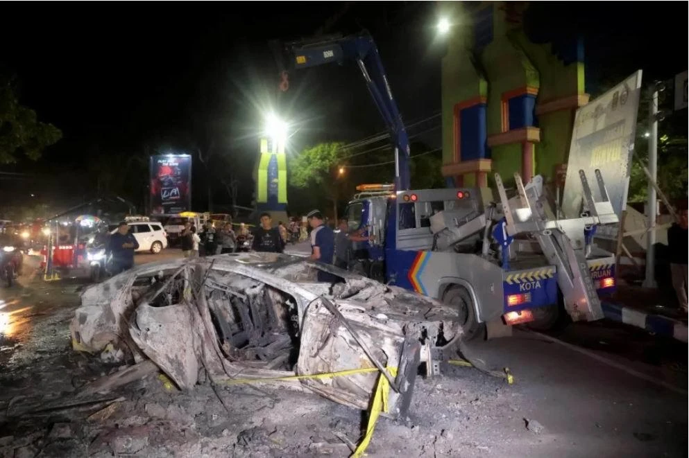 Xe hơi bên ngoài cổng sân Kanjuruhan cũng bị đốt cháy. Ảnh: Getty